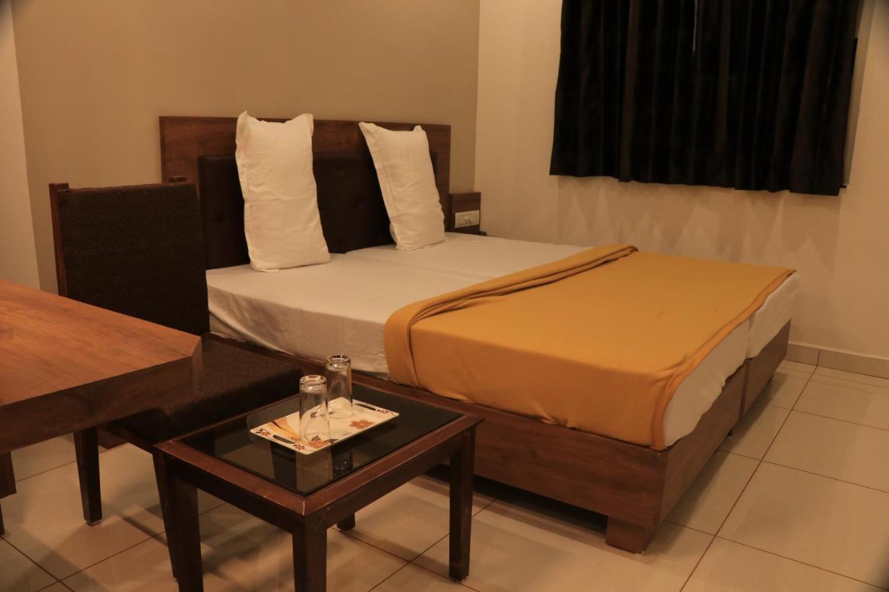 Hotel Viraj Residency Bhuj Exterior photo