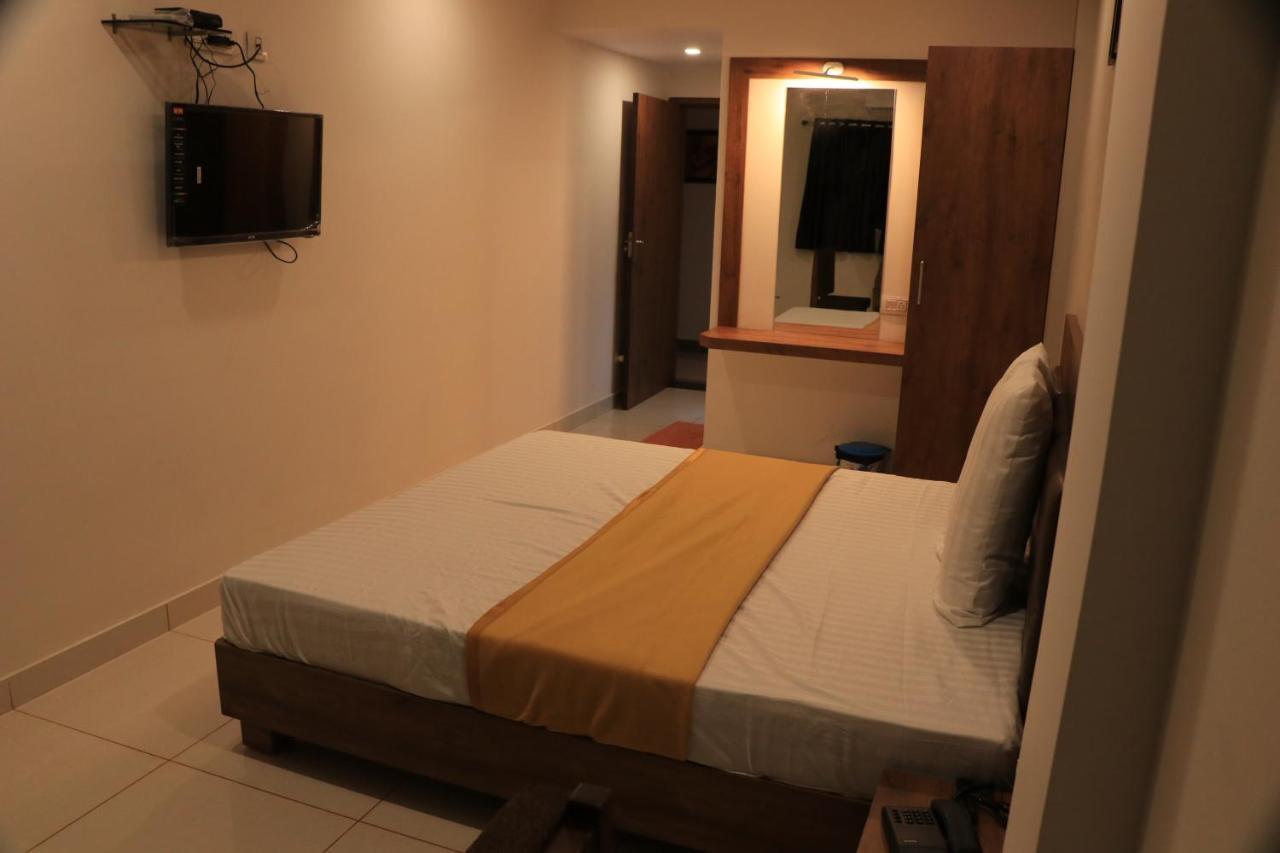 Hotel Viraj Residency Bhuj Exterior photo