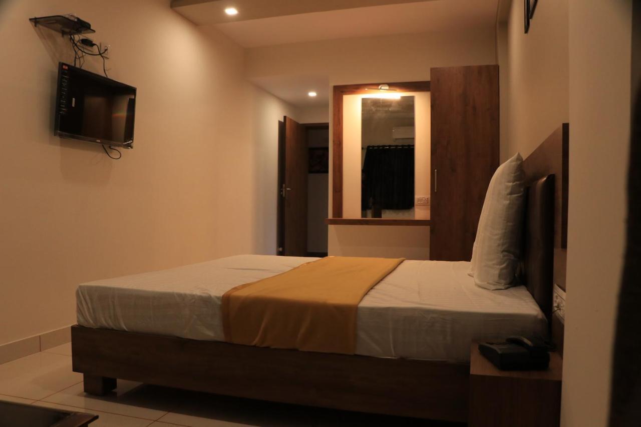 Hotel Viraj Residency Bhuj Exterior photo