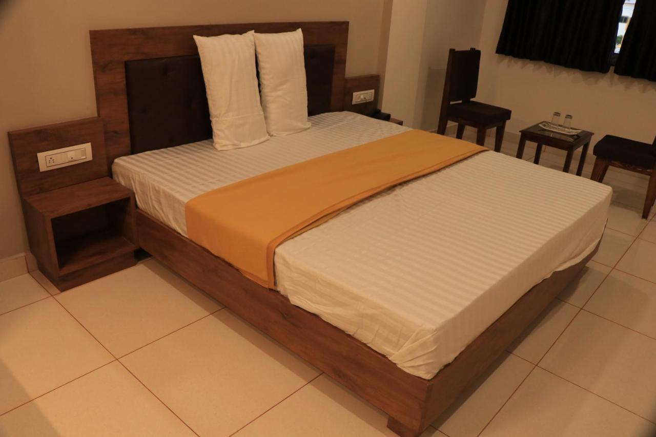 Hotel Viraj Residency Bhuj Exterior photo